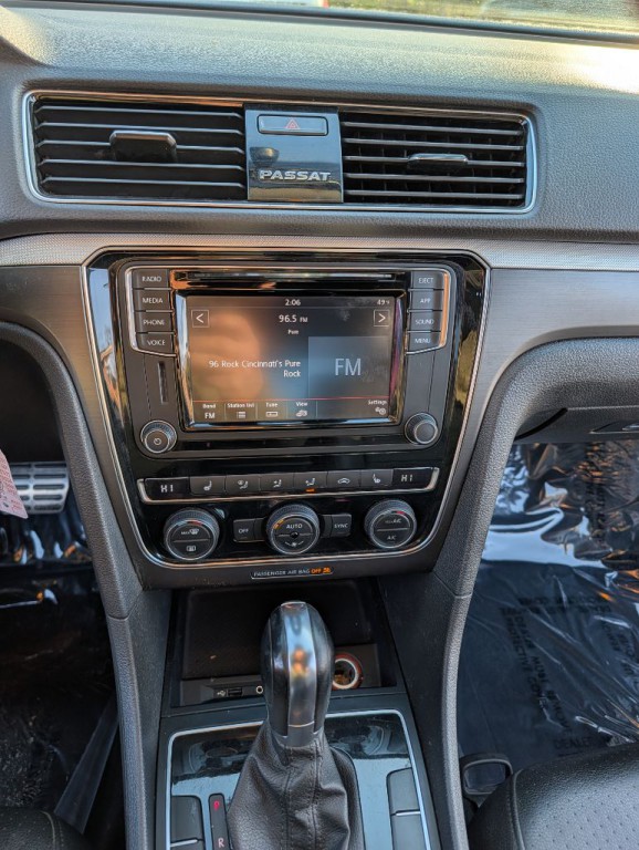 2018 Volkswagen Passat Image 16
