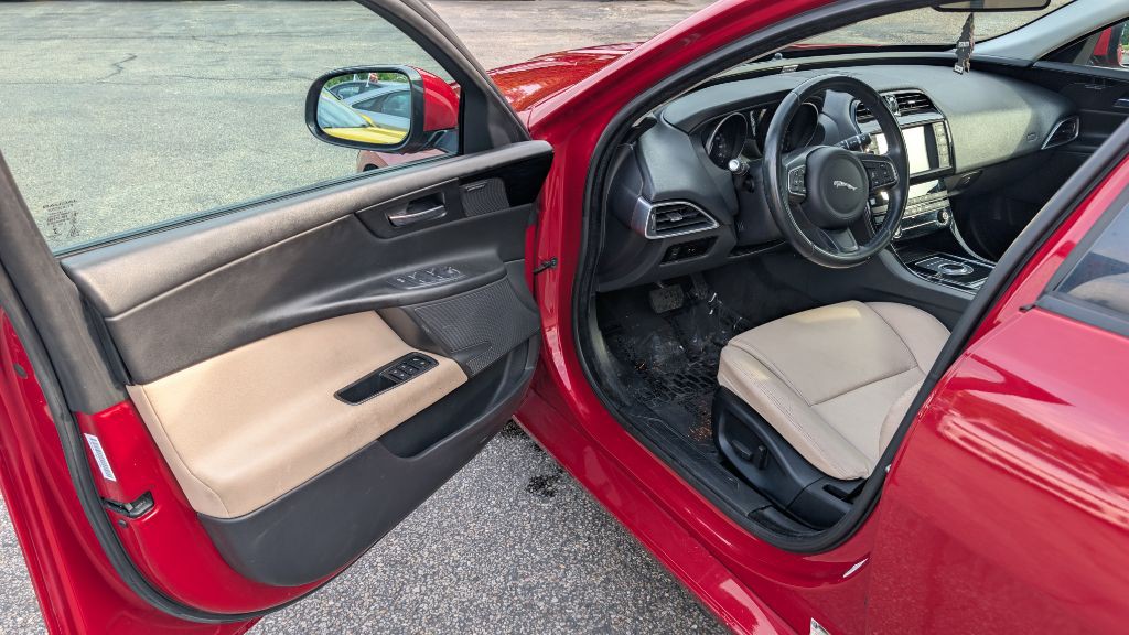 2017 Jaguar XE Image 7