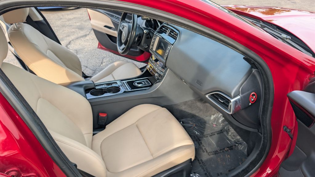 2017 Jaguar XE Image 13