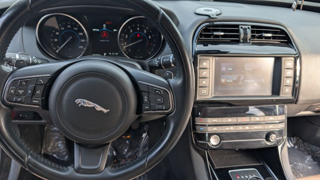 2017 Jaguar XE Image 15