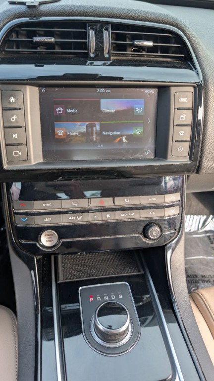 2017 Jaguar XE Image 17