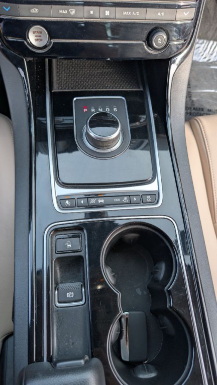 2017 Jaguar XE Image 18