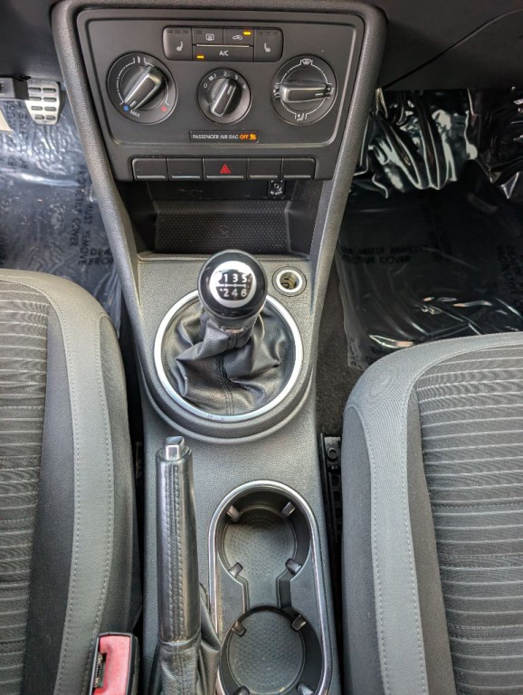 2012 Volkswagen Beetle Image 15