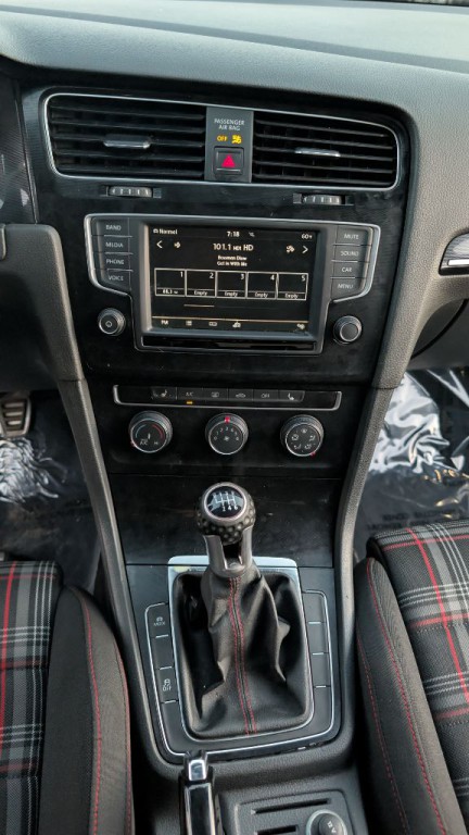 2016 Volkswagen GTI Image 12