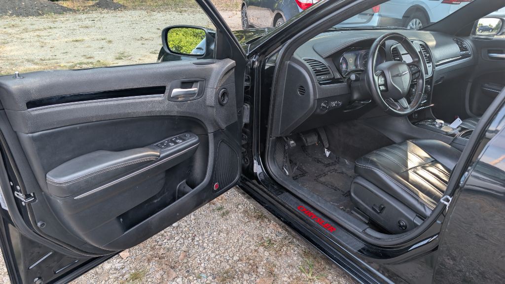 2017 Chrysler 300 Image 7