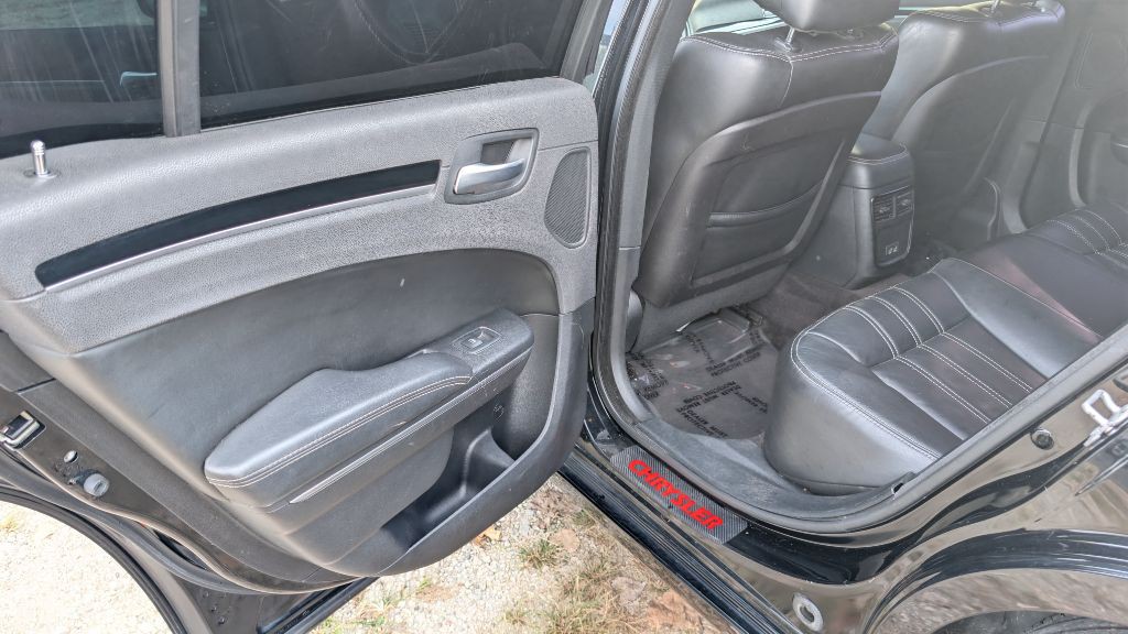 2017 Chrysler 300 Image 8