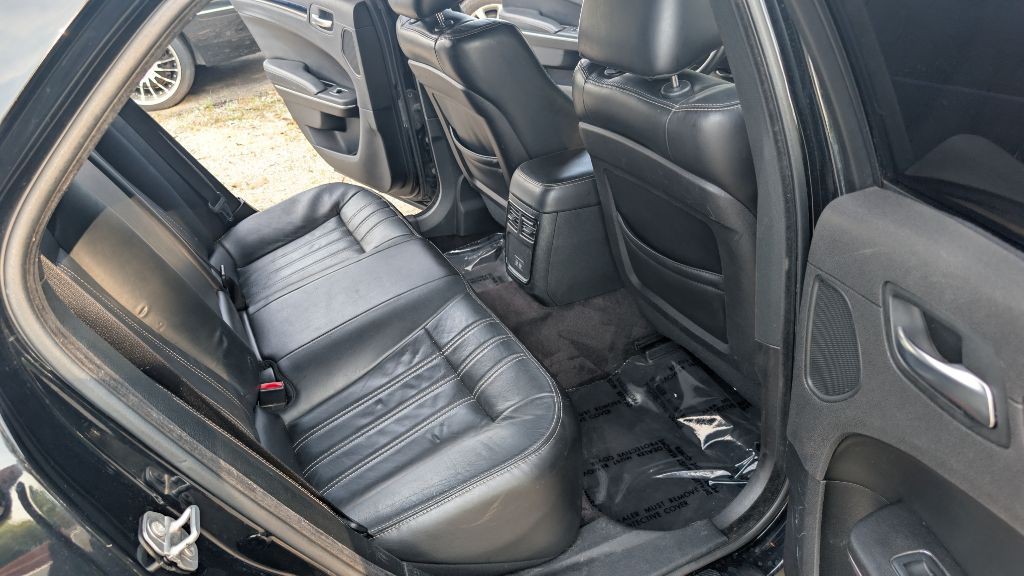 2017 Chrysler 300 Image 11