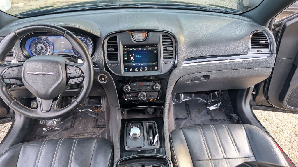 2017 Chrysler 300 Image 14