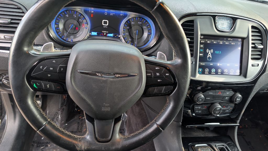 2017 Chrysler 300 Image 15