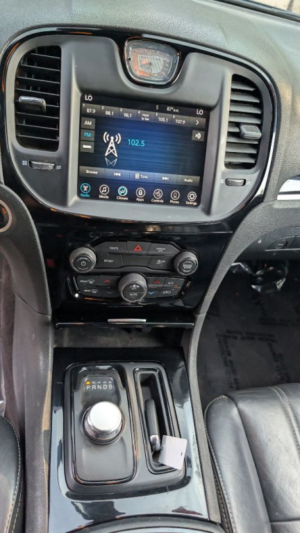 2017 Chrysler 300 Image 17