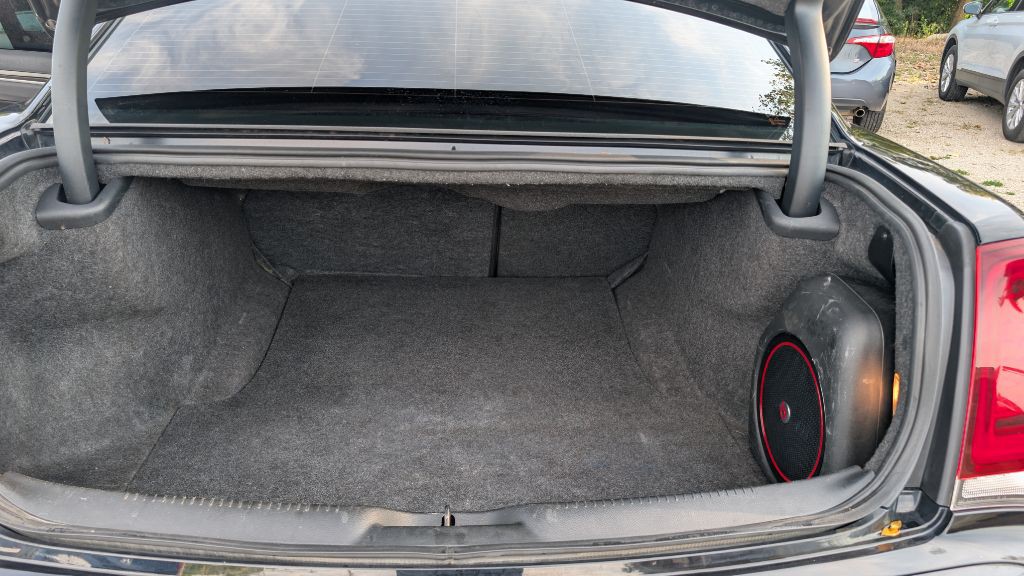 2017 Chrysler 300 Image 19