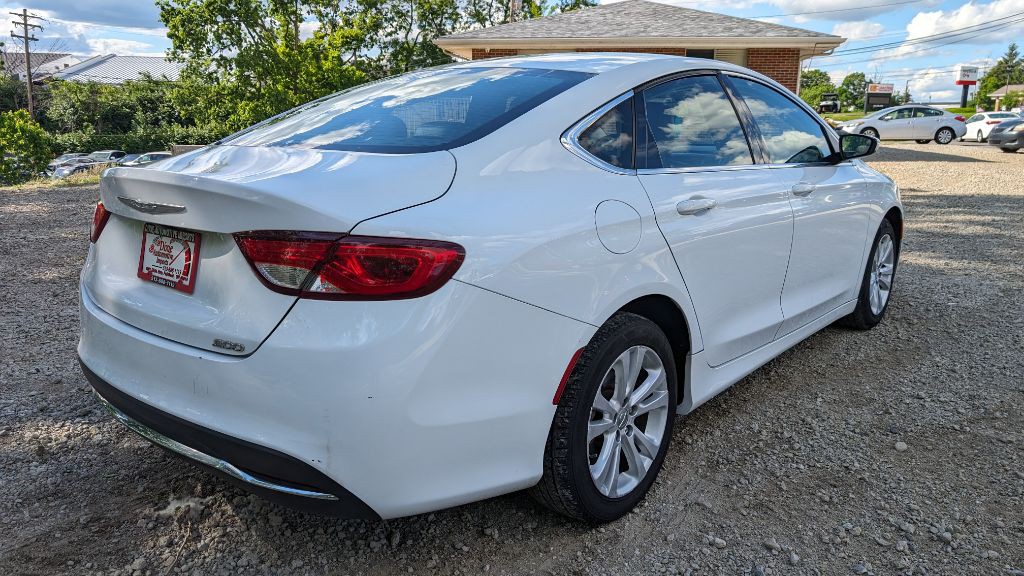 2016 Chrysler 200 Image 4