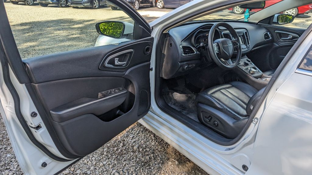 2016 Chrysler 200 Image 7