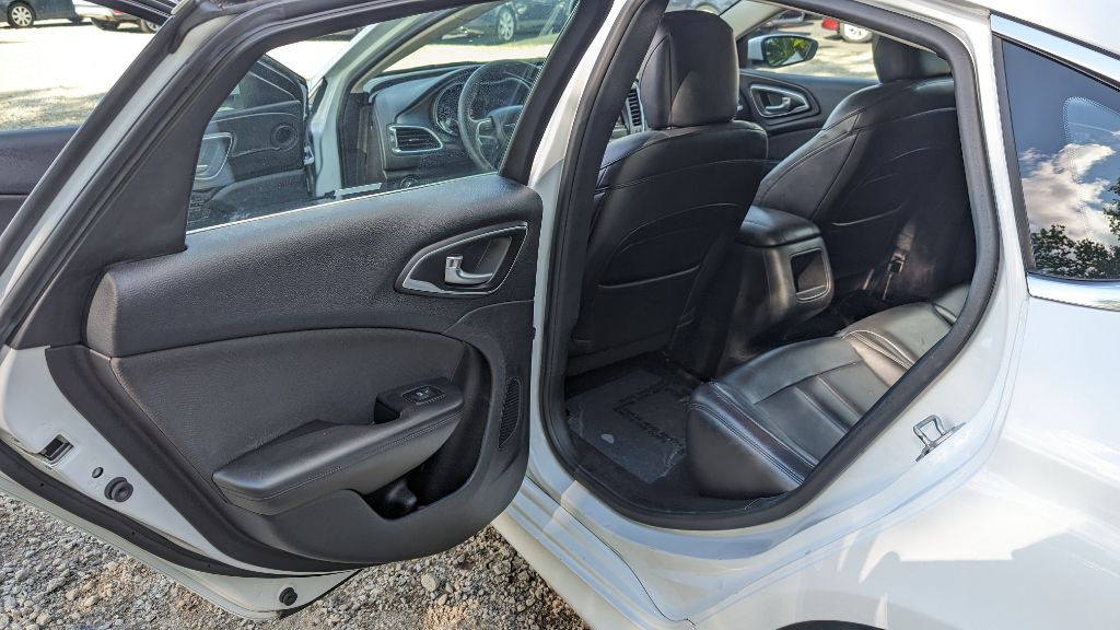 2016 Chrysler 200 Image 8