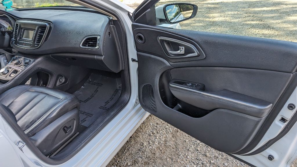 2016 Chrysler 200 Image 9