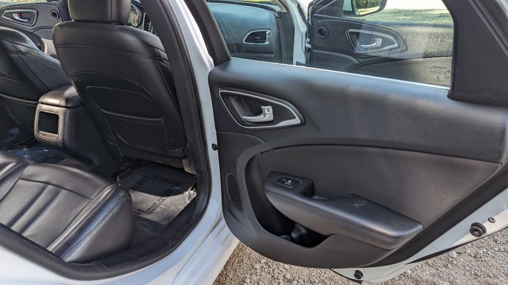 2016 Chrysler 200 Image 10
