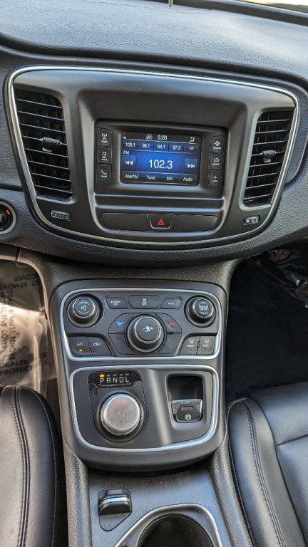 2016 Chrysler 200 Image 16