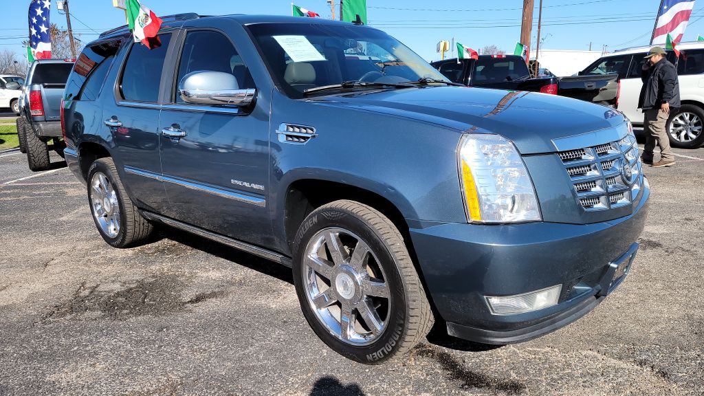 2010 Cadillac Escalade Image 2