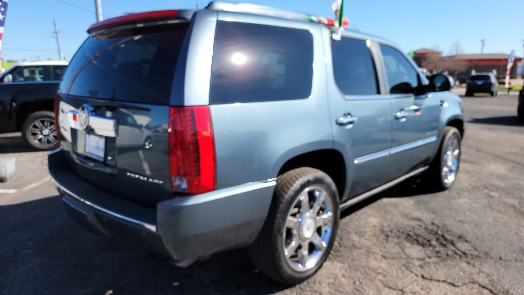 2010 Cadillac Escalade Image 3