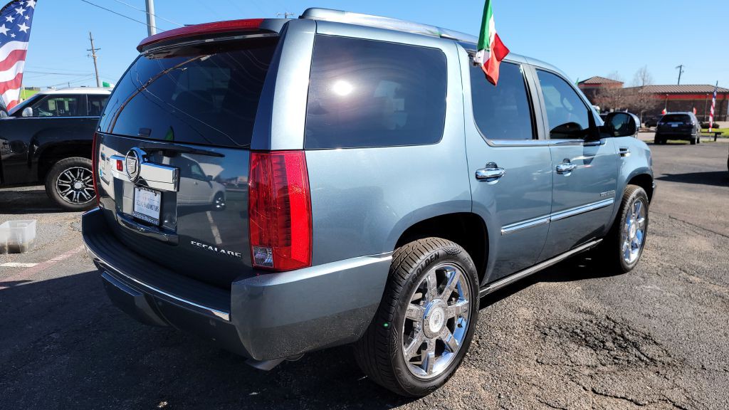 2010 Cadillac Escalade Image 4