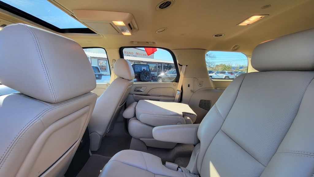2010 Cadillac Escalade Image 8