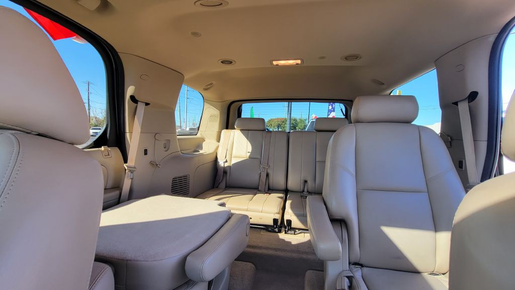 2010 Cadillac Escalade Image 9