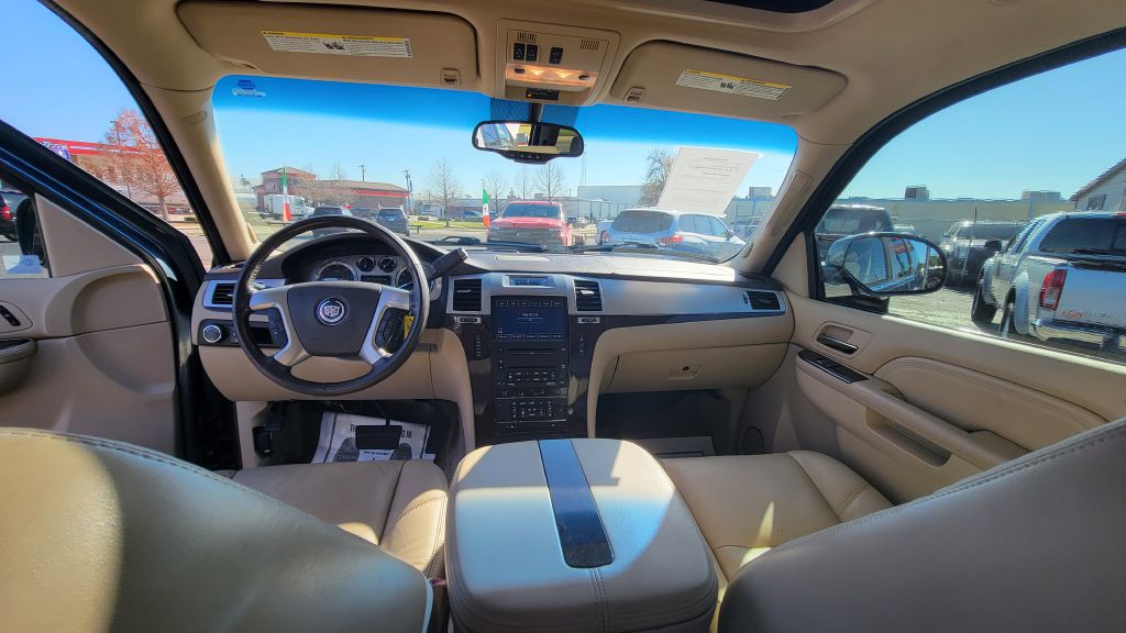 2010 Cadillac Escalade Image 10