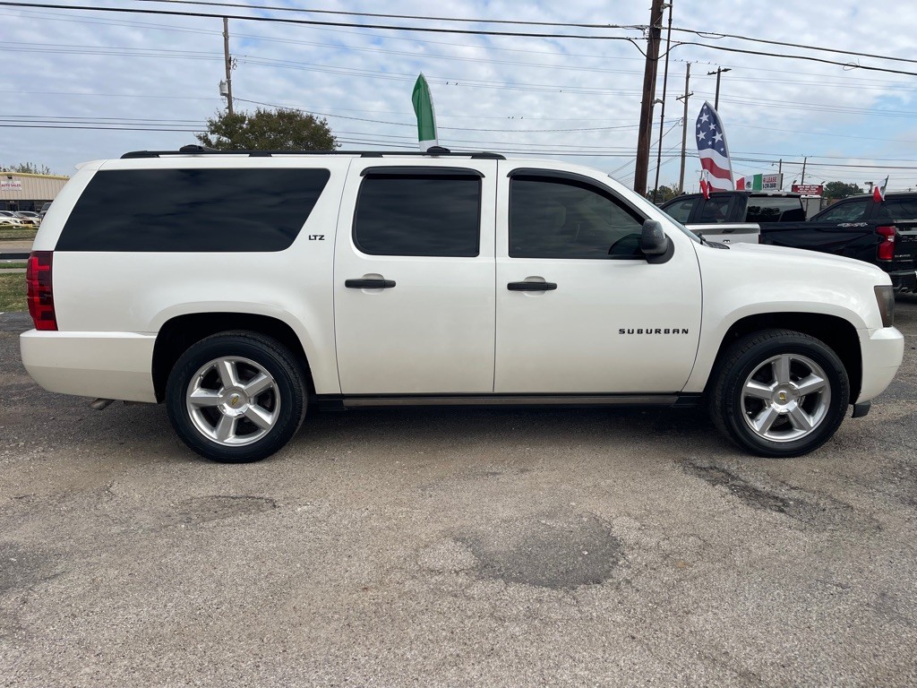 2011 Chevrolet Suburban Image 3