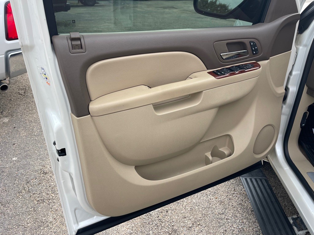 2011 Chevrolet Suburban Image 6
