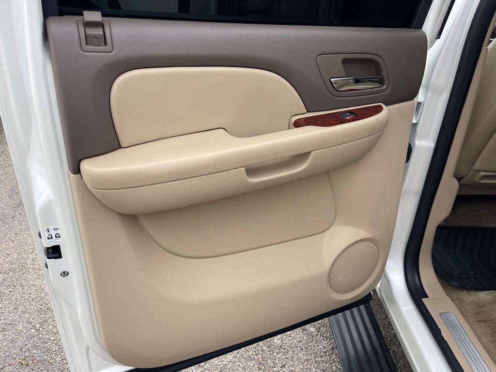 2011 Chevrolet Suburban Image 8