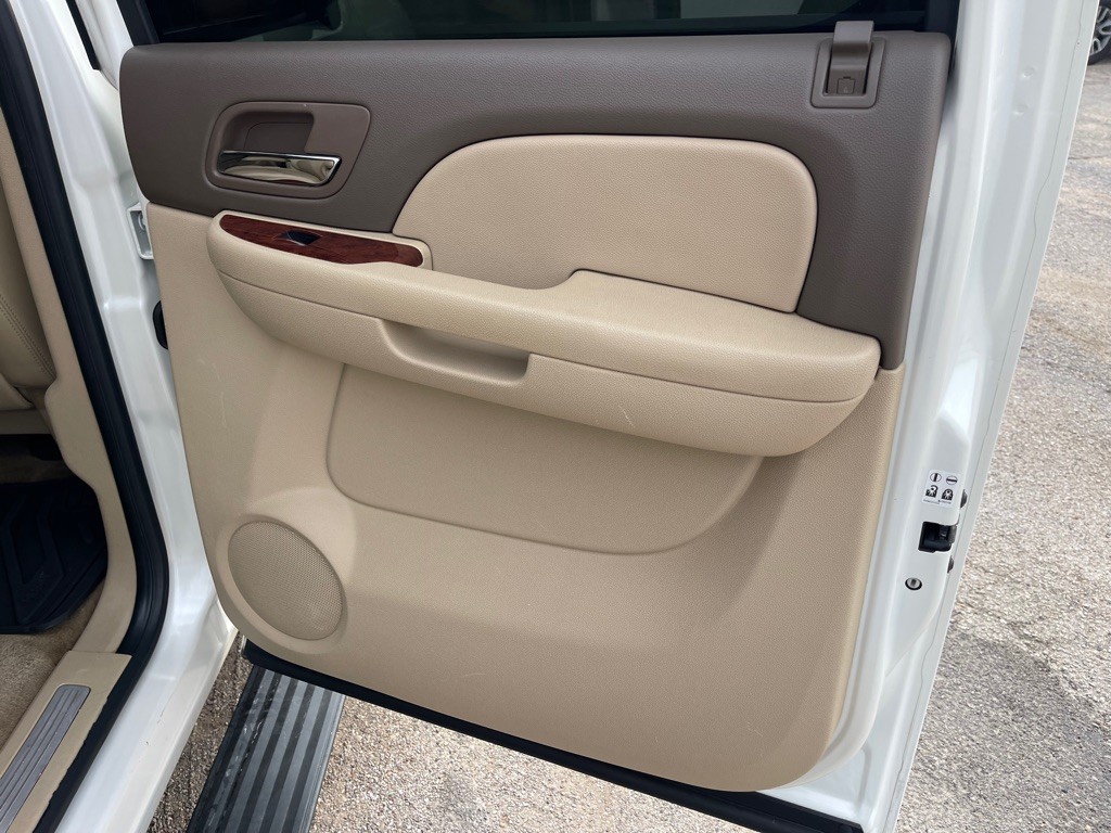 2011 Chevrolet Suburban Image 12