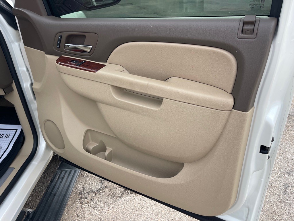 2011 Chevrolet Suburban Image 14