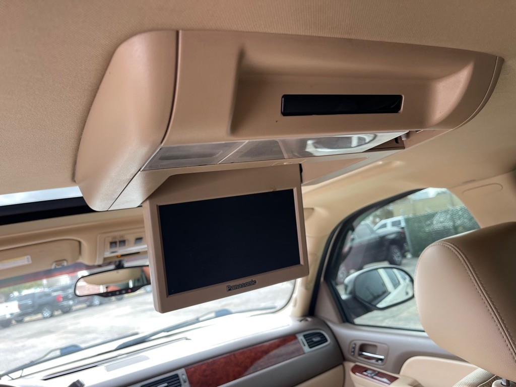 2011 Chevrolet Suburban Image 16