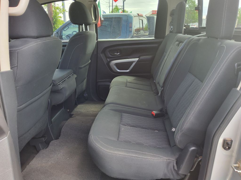 2017 Nissan Titan Image 7