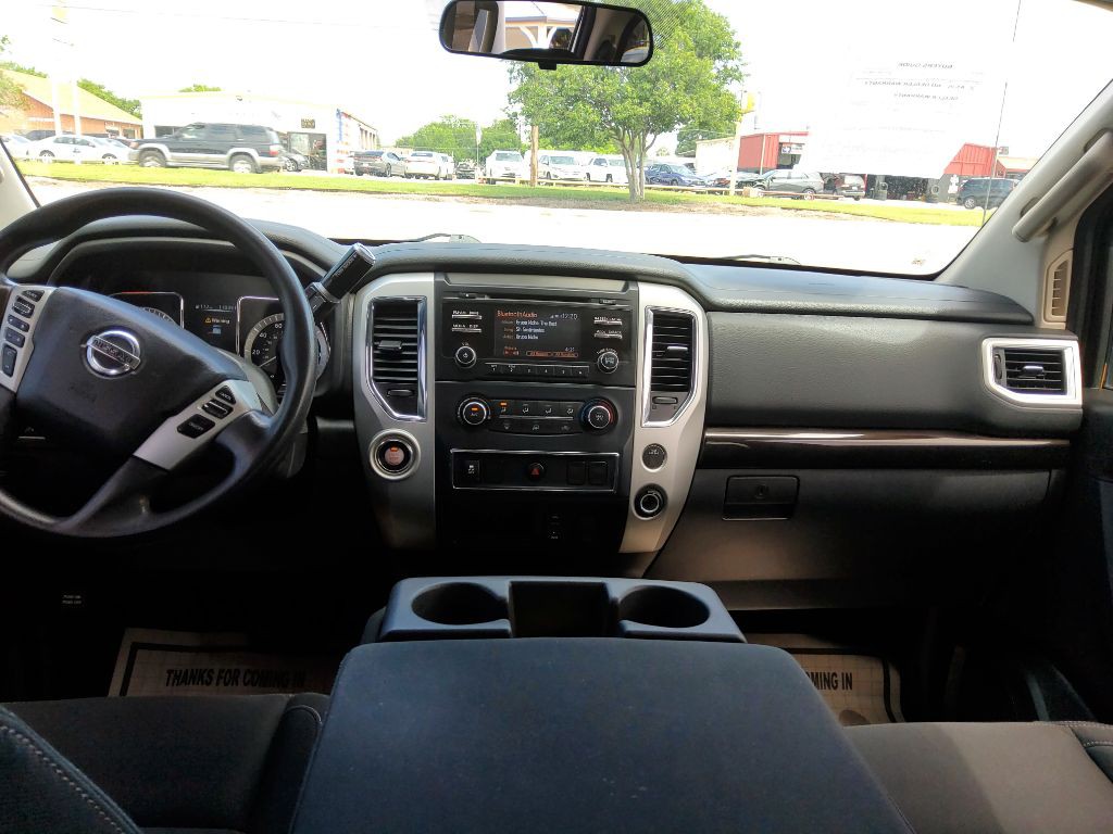 2017 Nissan Titan Image 8