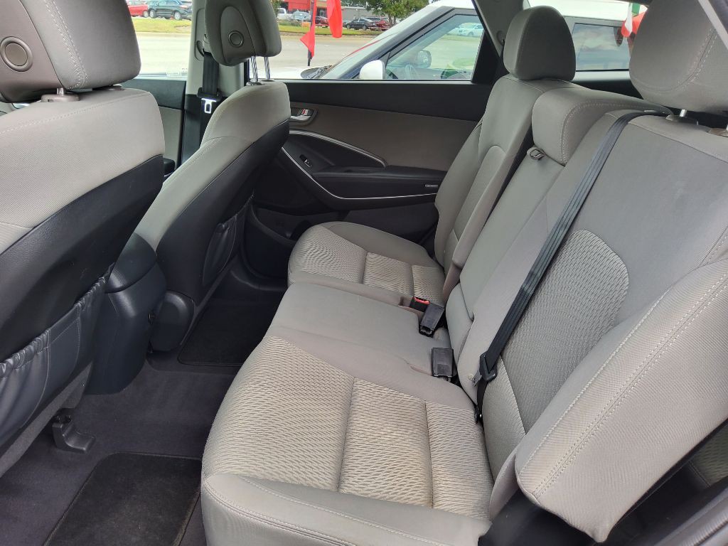 2016 Hyundai Santa Fe Image 8