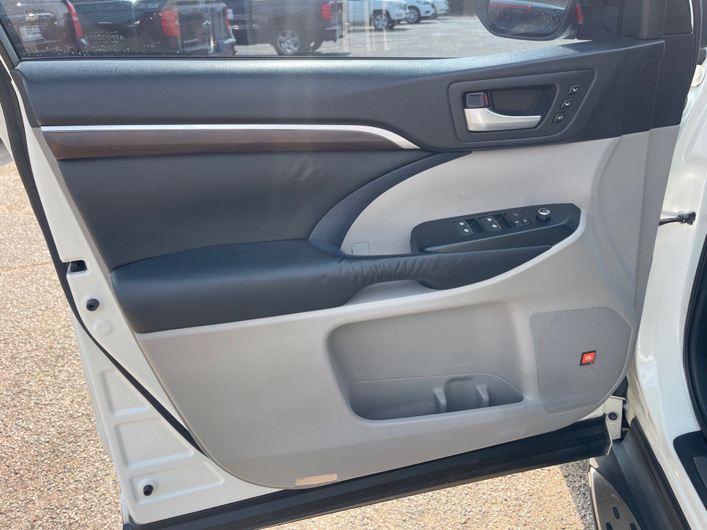 2016 Toyota Highlander Image 6