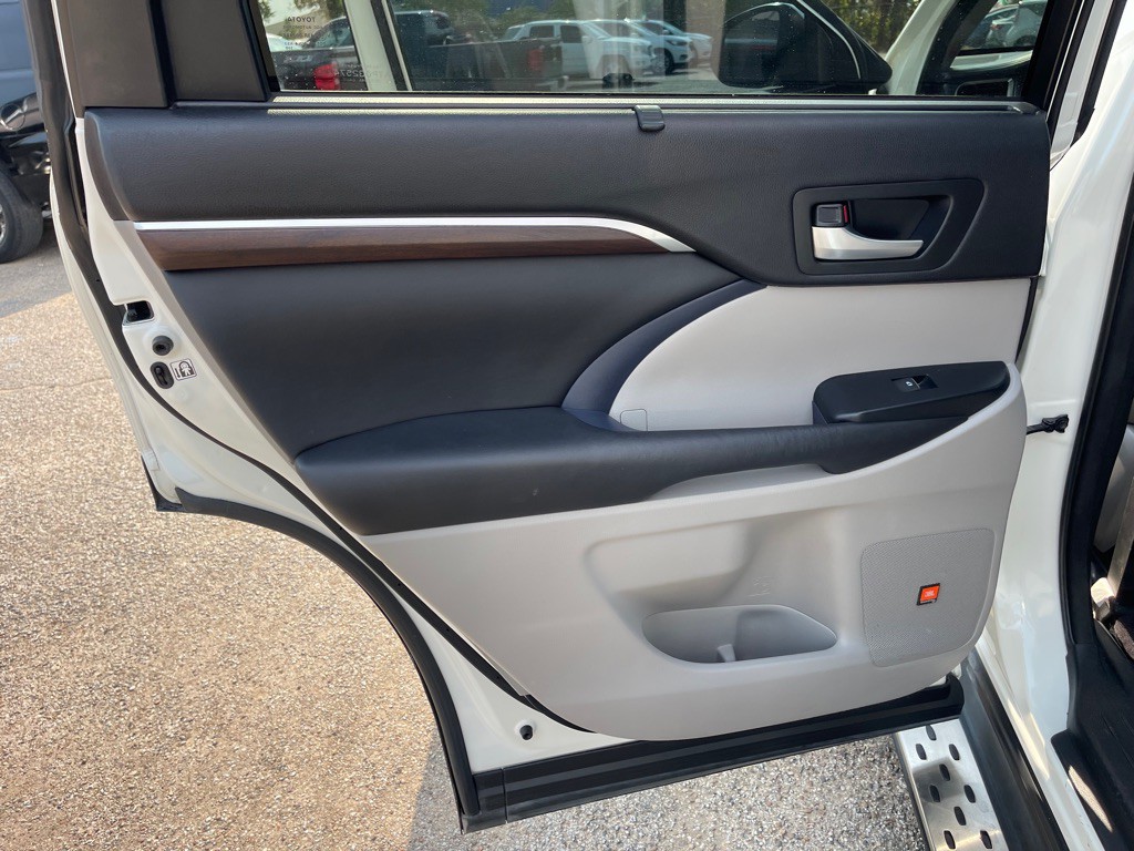 2016 Toyota Highlander Image 8