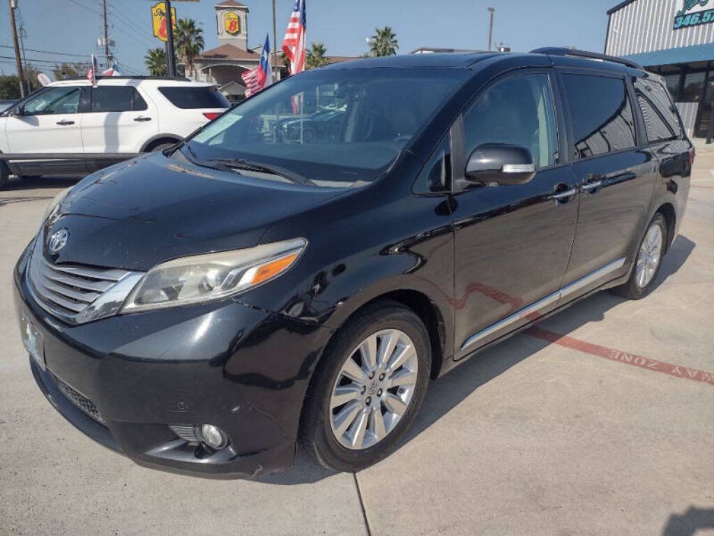 2015 Toyota Sienna Image 1
