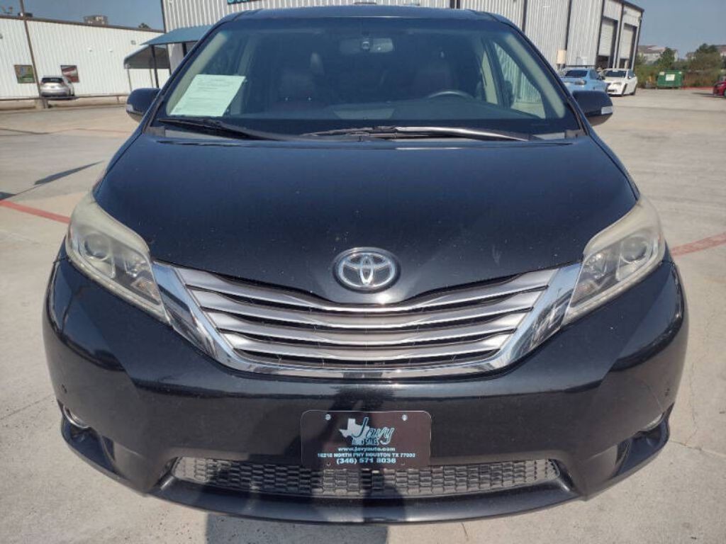 2015 Toyota Sienna Image 2