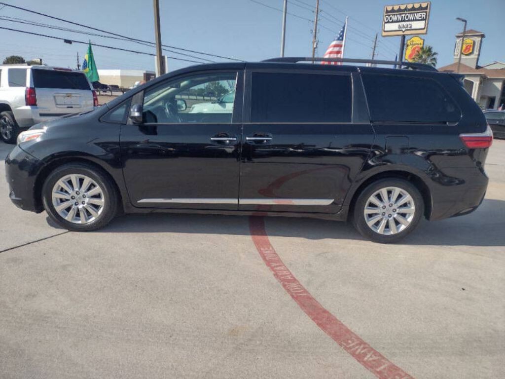 2015 Toyota Sienna Image 4
