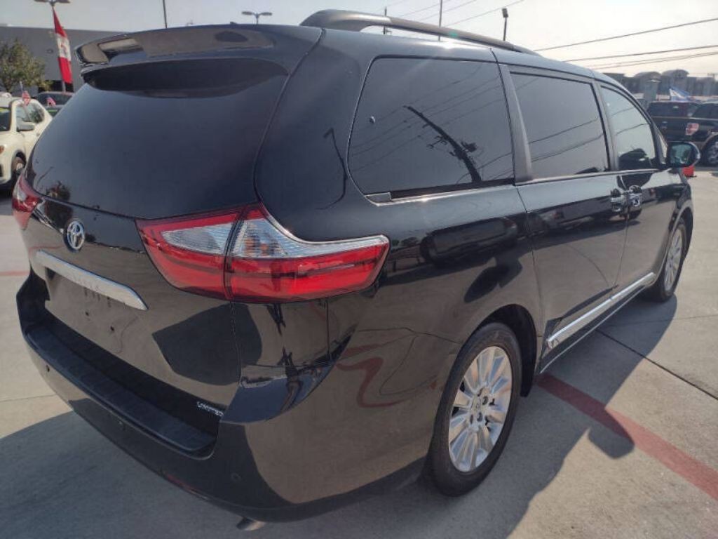 2015 Toyota Sienna Image 8