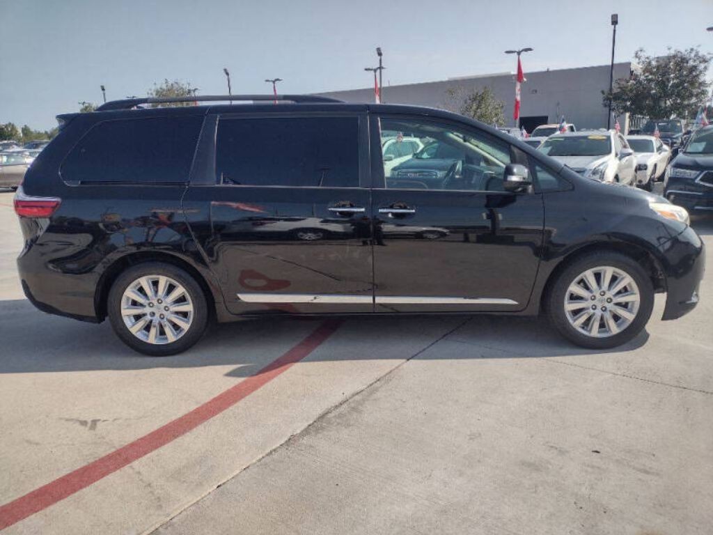 2015 Toyota Sienna Image 9