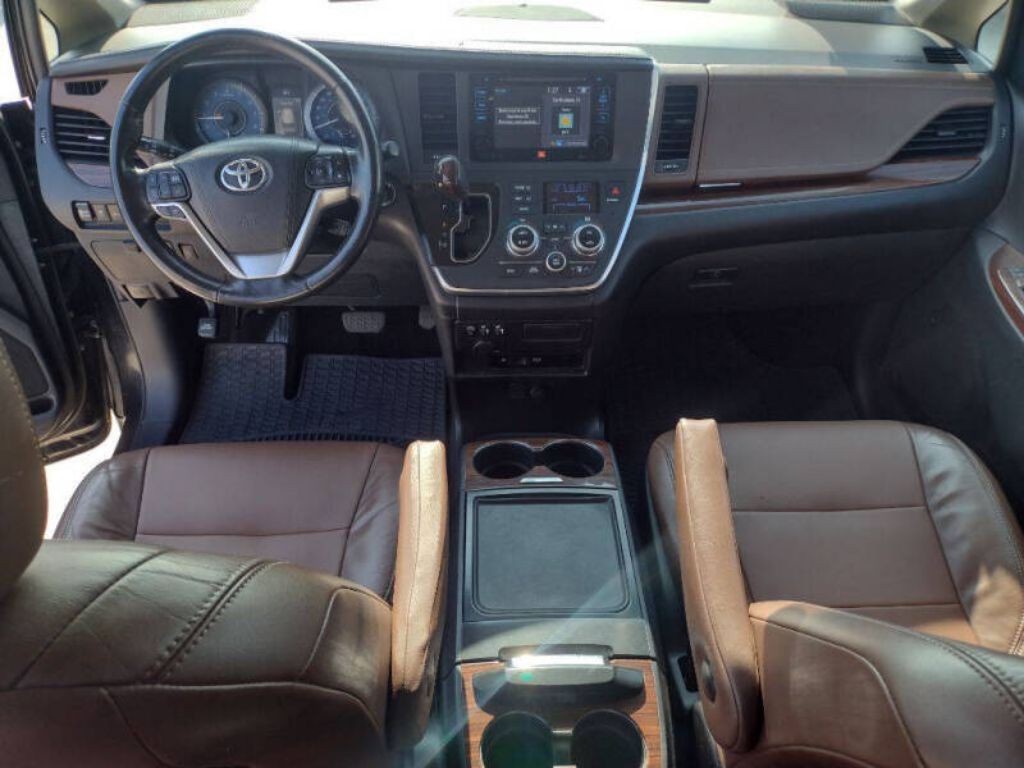2015 Toyota Sienna Image 10