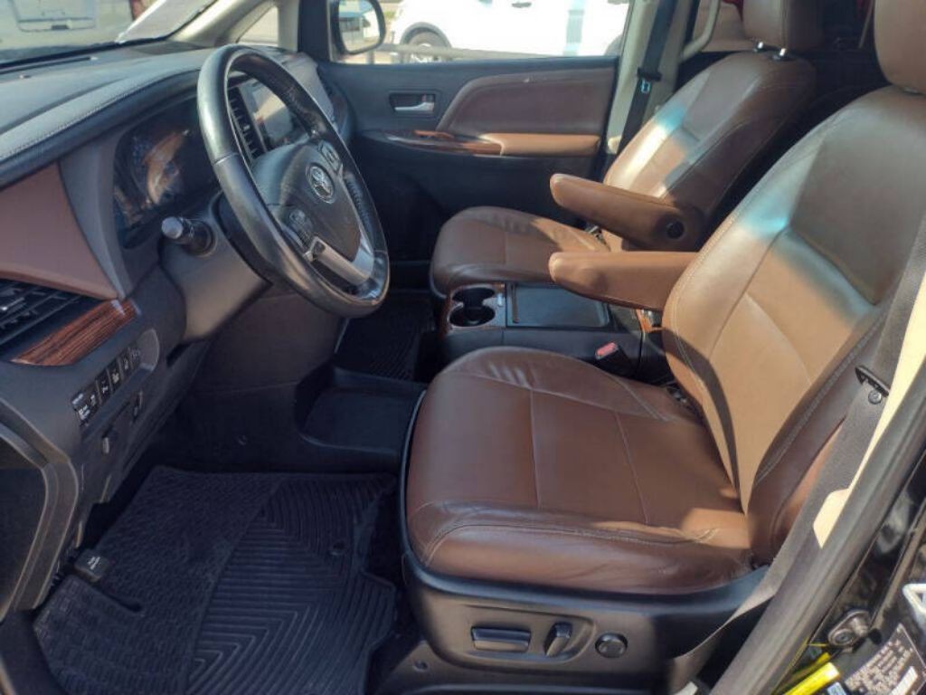 2015 Toyota Sienna Image 15