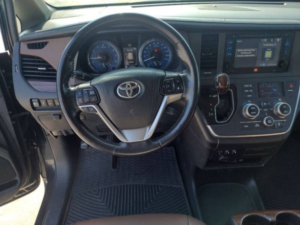 2015 Toyota Sienna Image 16