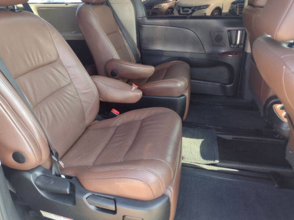 2015 Toyota Sienna Image 17