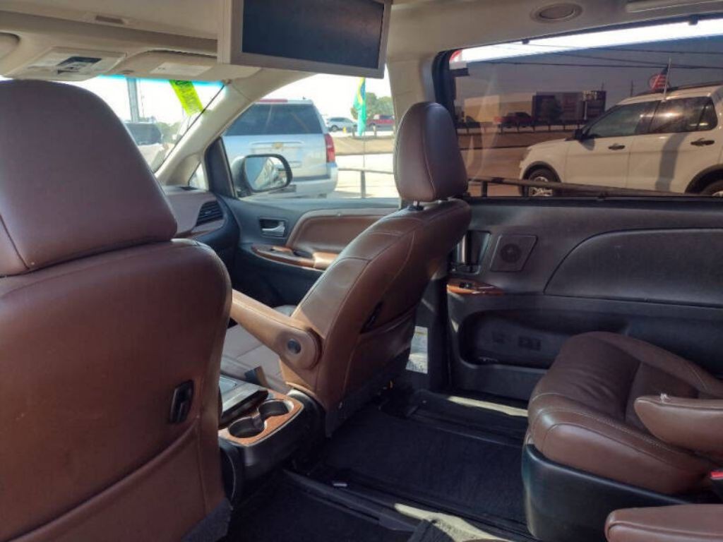 2015 Toyota Sienna Image 19