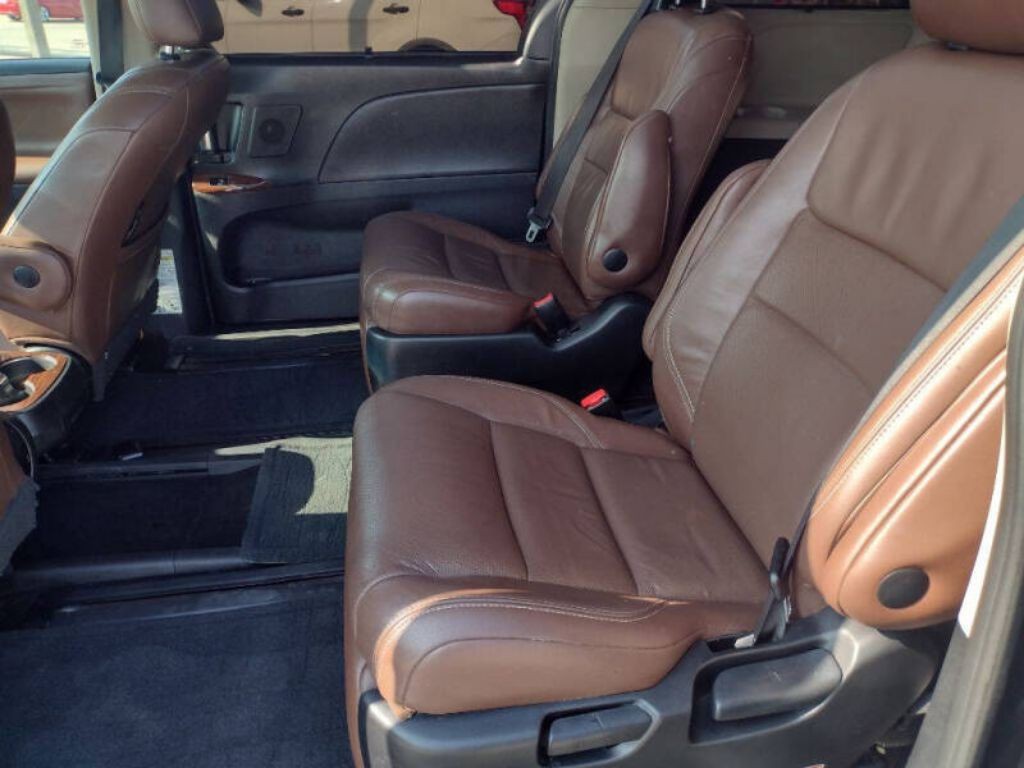 2015 Toyota Sienna Image 22