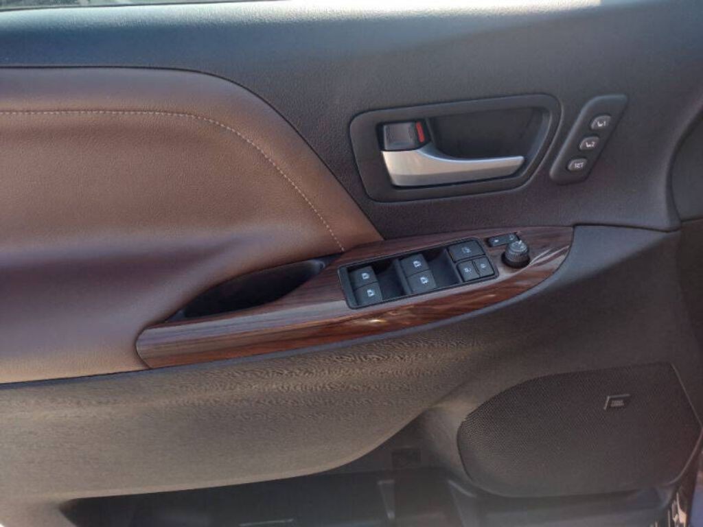 2015 Toyota Sienna Image 24